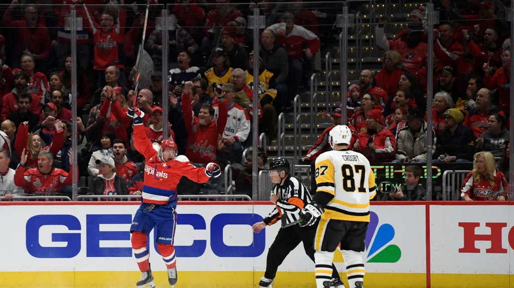 Jakub Vrána se raduje po gólu, Sidney Crosby přihlíží