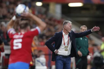 Trenér Jaroslav Šilhavý (vpravo) během utkání s Albánií