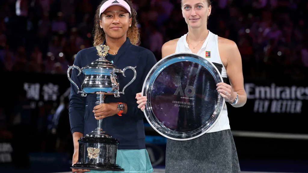 Naomi Ósakaová a Petra Kvitová s trofejemi po finále Australian Open