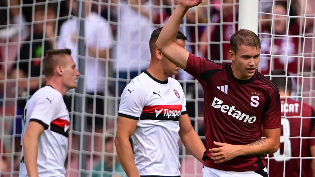 Tomáš Schánělec se raduje z branky