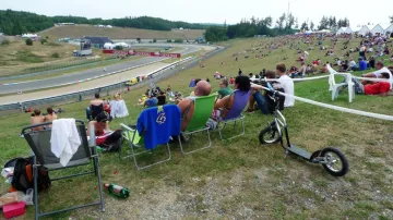 Přírodní tribuny čekají největší nápor v neděli