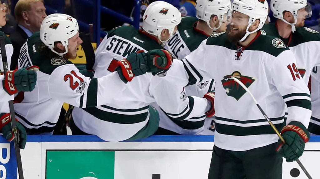 Martin Hanzal se raduje se spoluhráči z Minnesoty ze vstřelené branky