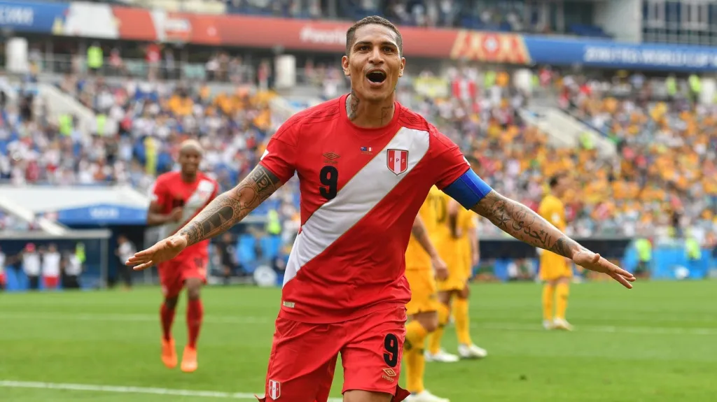 Paolo Guerrero slaví gól do sítě Austrálie