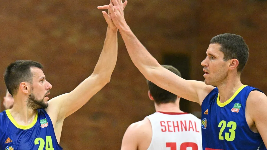 Jakub Šiřina a Luděk Jurečka slavící postup do finále NBL
