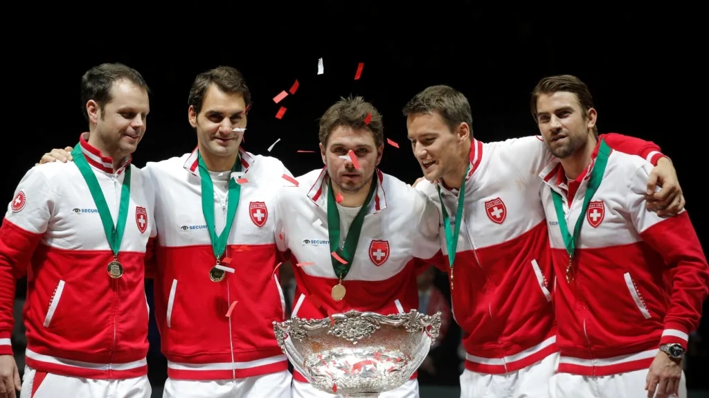 Slavící švýcarští tenisté s Davis Cupem
