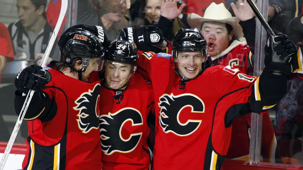 Jiří Hudler (uprostřed) slaví se spoluhráči z Calgary vstřelený gól