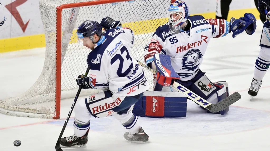 Ondřej Roman a brankář Miroslav Svoboda z Vítkovic