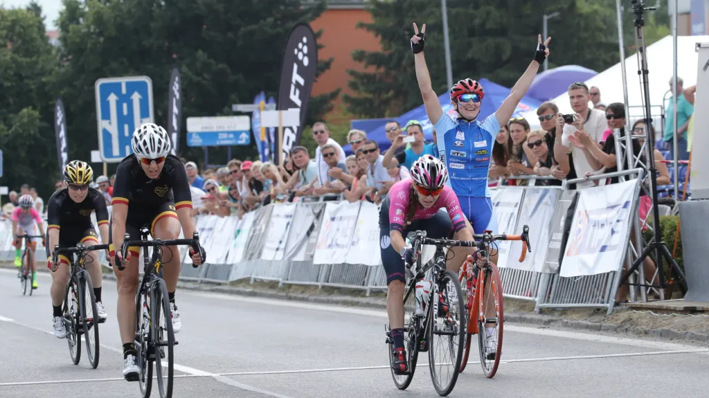 Nikola Nosková (ve fialové)