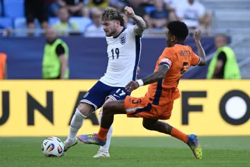 Harvey Elliott při gólové střele v semifinále proti Nizozemcům