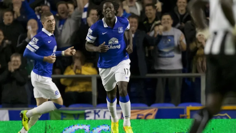 Romelu Lukaku (vpravo) v dresu Evertonu