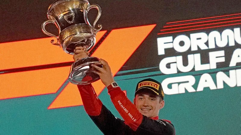 Charles Leclerc s trofejí pro vítěze