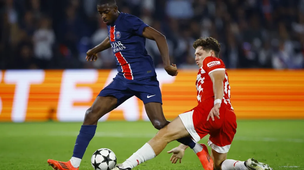 Ladislav Krejčí z Girony v souboji s Ousmanem Dembélém z PSG