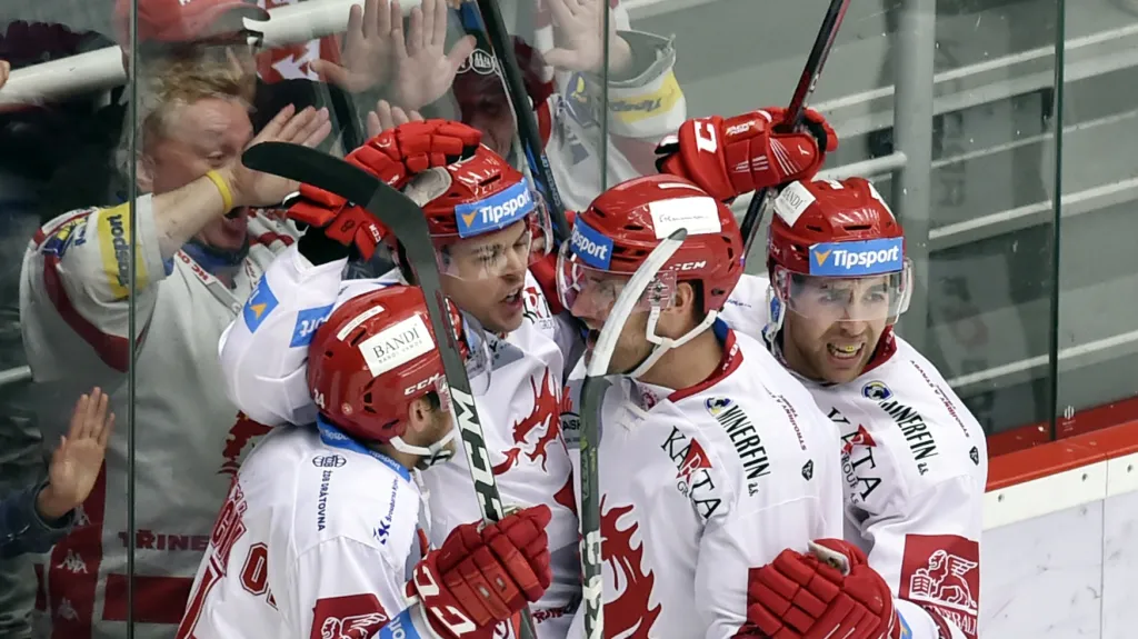 Radující se hokejisté Třince