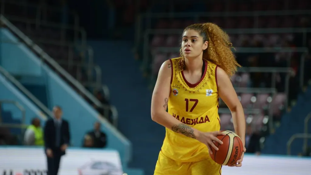 Amanda Zahuiová v dresu Orenburgu