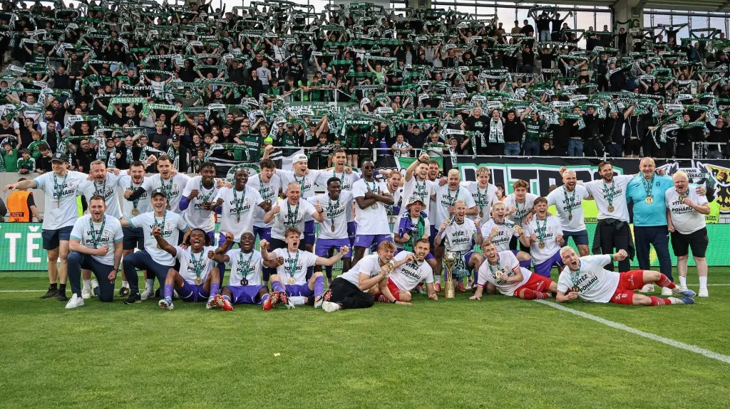 Fotbalisté Karviné při oslavách prvního místa Mol Cupu