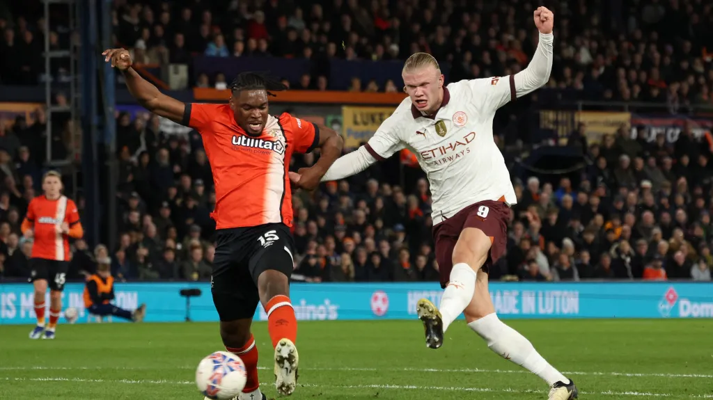 Erling Haaland skóruje proti Lutonu