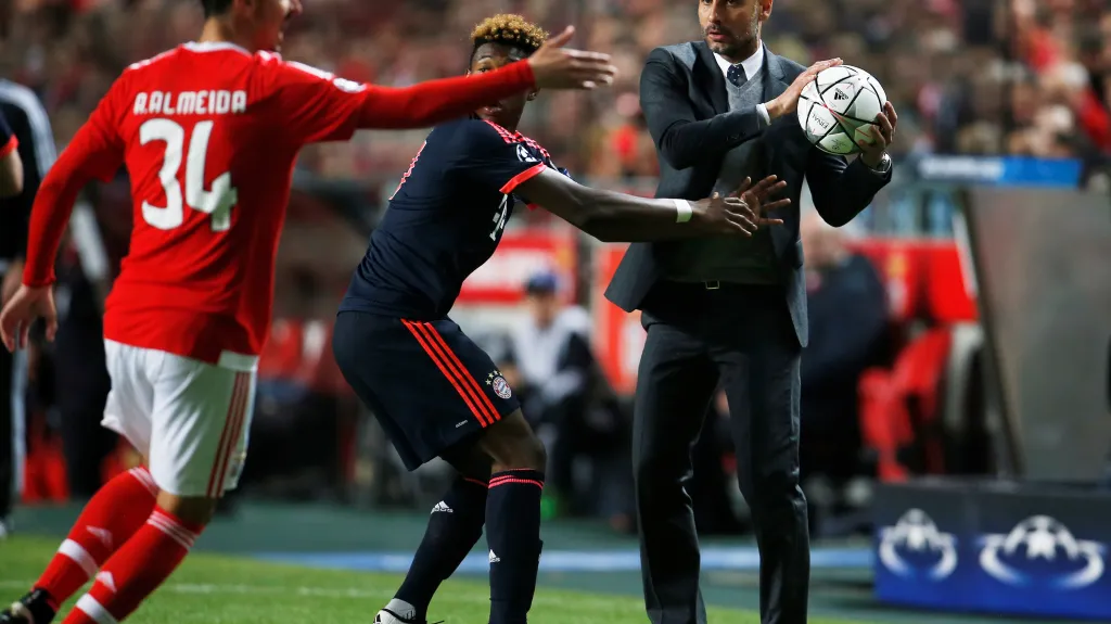 Pep Guardiola v utkání s Benfikou