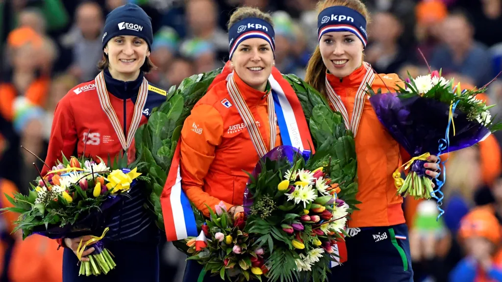 Martina Sáblíková (vlevo) se raduje ze stříbrné medaile z ME