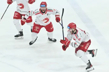 Hokejisté Třince slaví rozhodující branku čtvrtfinále