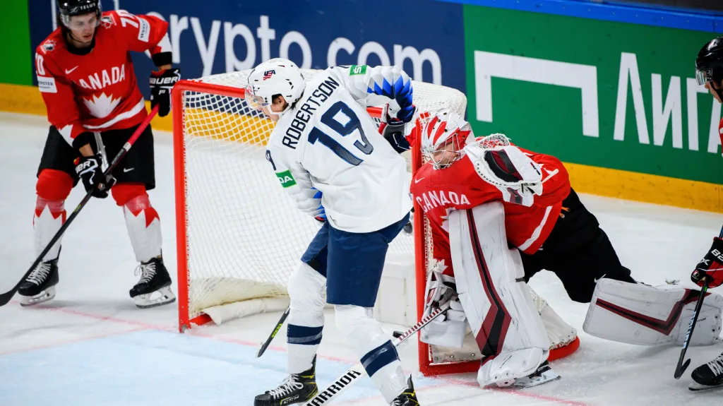 Jason Robertson využívá hrubku Darcy Kuempera