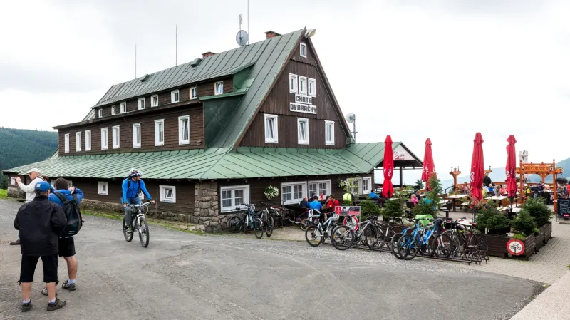 Vrchol jednoho z nejprudších českých stoupání, chata Dvoračky