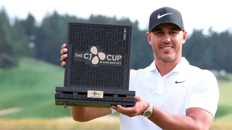 Golfista Brooks Koepka s vítěznou trofejí z turnaje v Čedžu