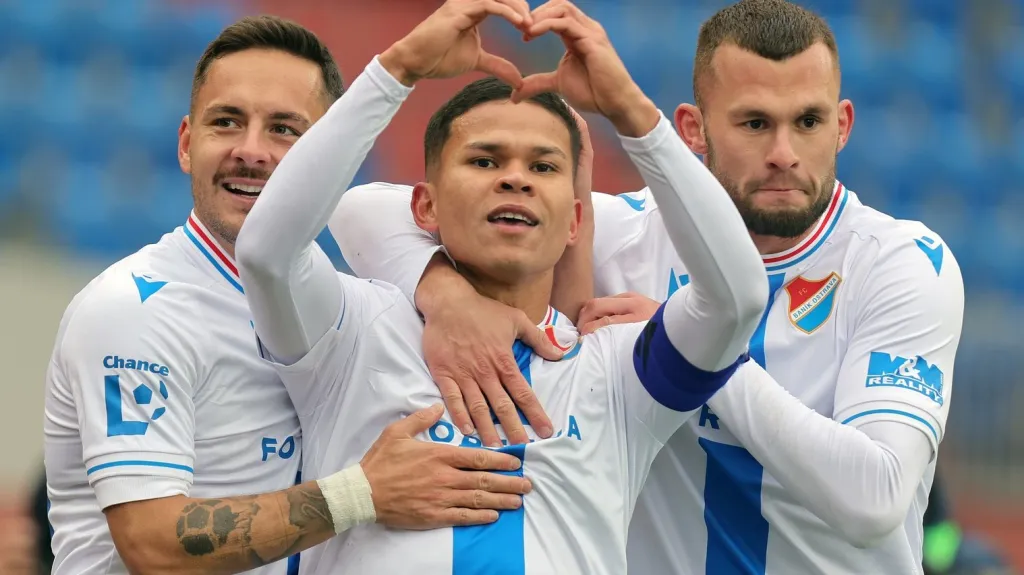 Ostravský kapitán Ewerton v objetí spoluhráčů