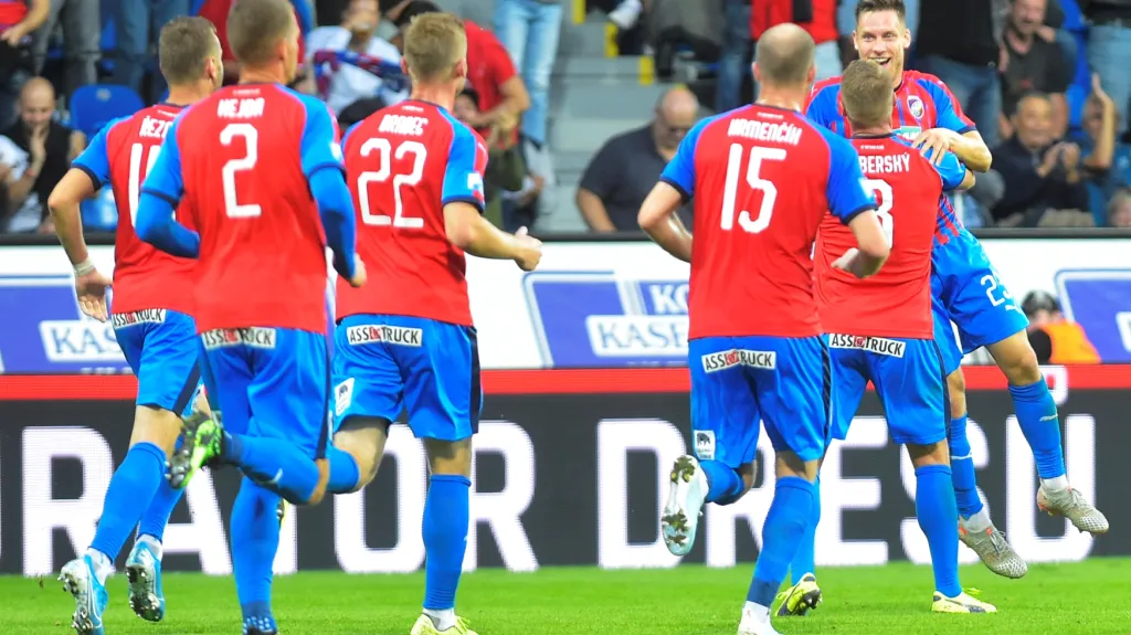 Fotbalisté Plzně se radují z gólu v utkání s Jabloncem