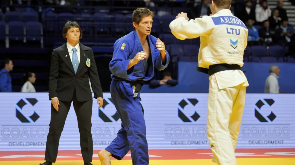 Pavel Petřikov (v modrém) na mistrovství Evropy