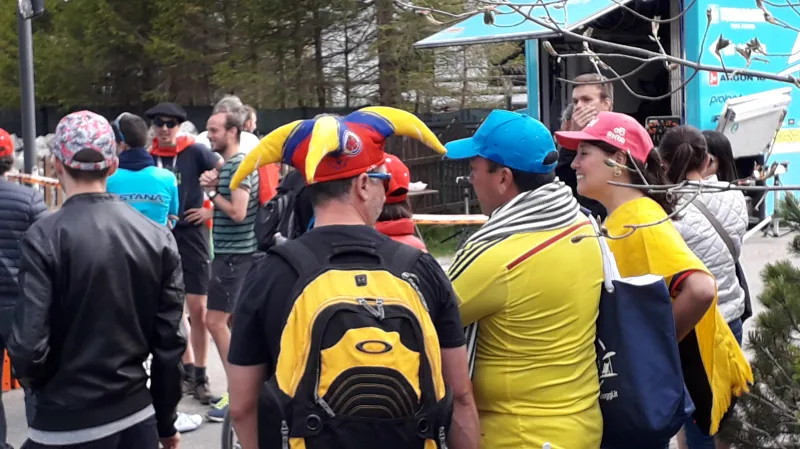 Kolumbijští fanoušci čekají na Miguela Ángela Lópeze