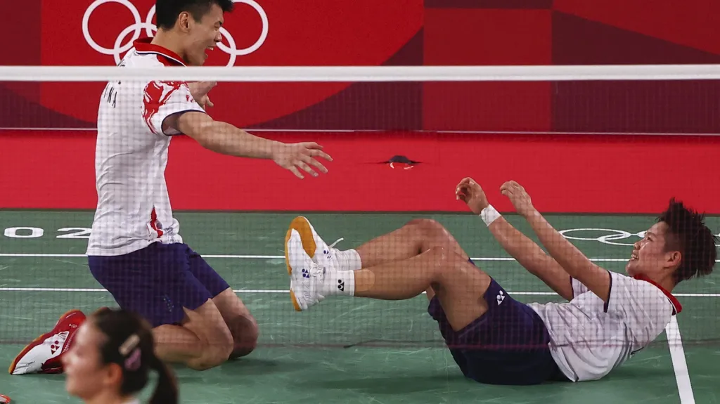 Wang I-lu a Chuang Tung-pching se radují z olympijského zlata
