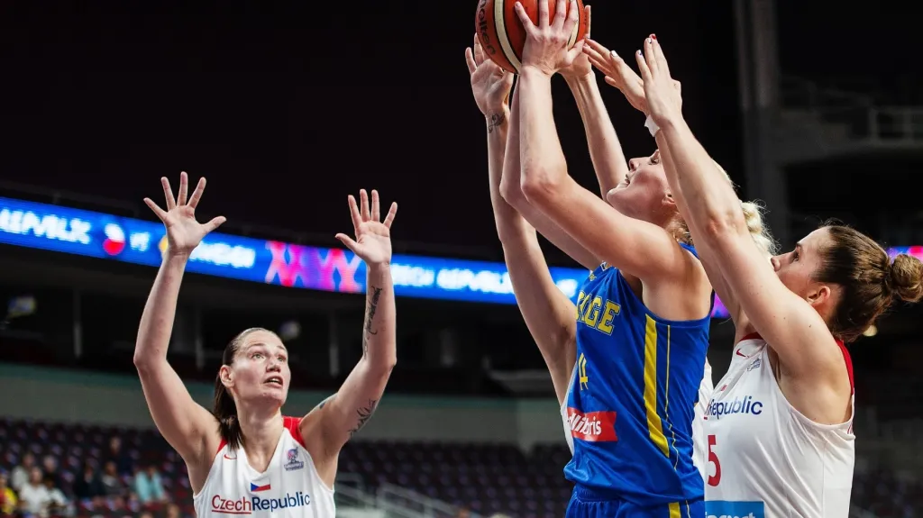 České basketbalistky Romana Hejdová a Renáta Březinová v obranné práci proti Švédsku