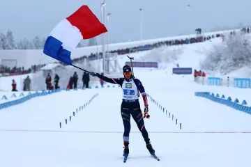 Finišmanka francouzské štafety vítězí v Oberhofu