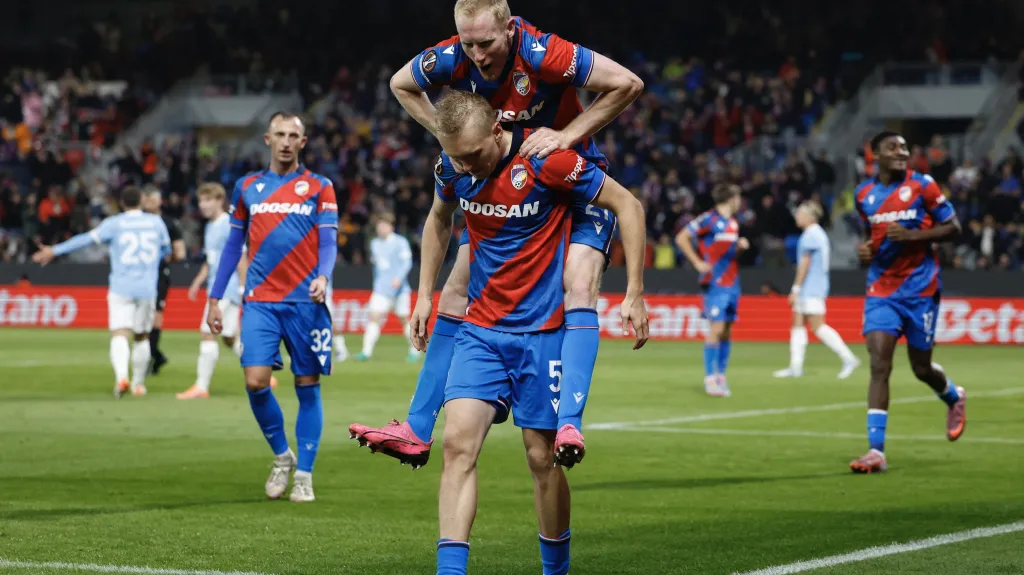 Karel Spáčil slaví gól Plzně společně s Václavem Jemelkou