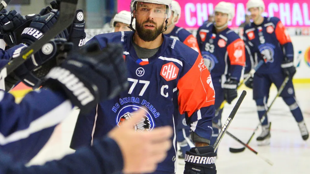 Milan Gulaš se raduje se spoluhráči z Plzně