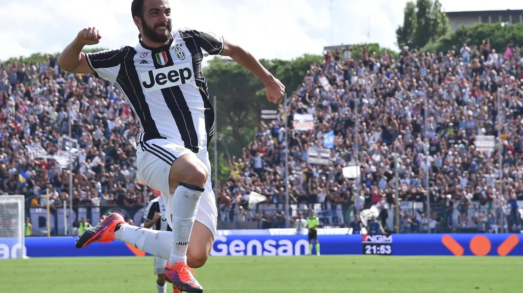 Gonzalo Higuaín slaví gól v dresu Juventusu