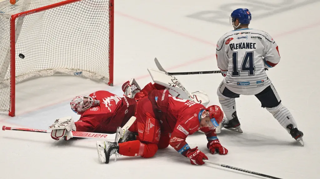 Tomáš Plekanec sleduje gólovou střelu Kladna do sítě Třince