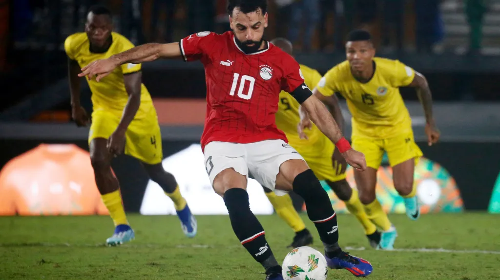 Egypťan Mohamed Salah střílí gól z pokutového kopu