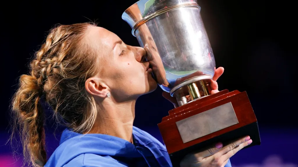 Světlana Kuzněcovová s trofejí za vítězství na turnaji Kremlin Cup