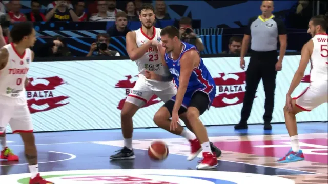 Jokičova pohledná akce a Larkinova trojka