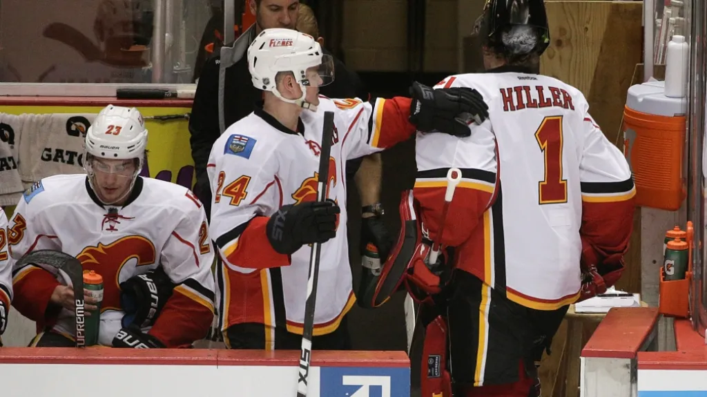 Jiří Hudler uklidňuje brankáře Jonase Hillera