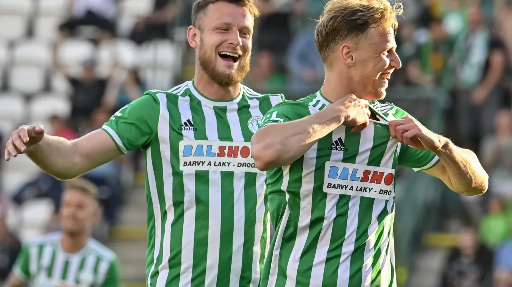 David Puškáč z Bohemians 1905 (vpravo) se raduje z gólu