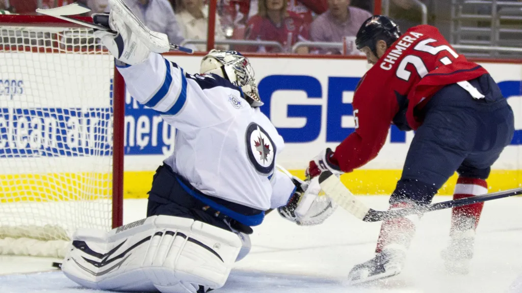 Pavelec kapituluje po střele Jasona Chimery