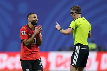 Rozhodčí Francois Letexier a Mohamed Salah