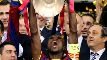 Xavi Hernandez zdvihá vítězný pohár