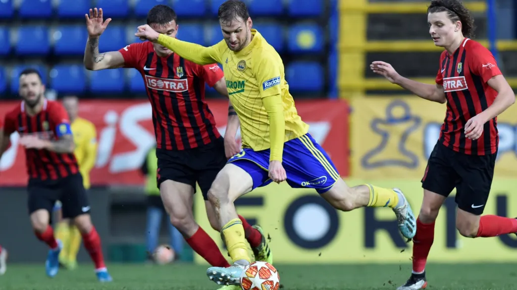 Tomáš Poznar ze Zlína (uprostřed) střílí na branku v utkání s Opavou