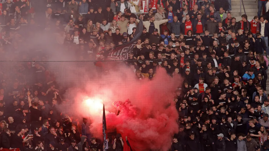 Fanoušci AZ Almaar během utkání s West Hamem