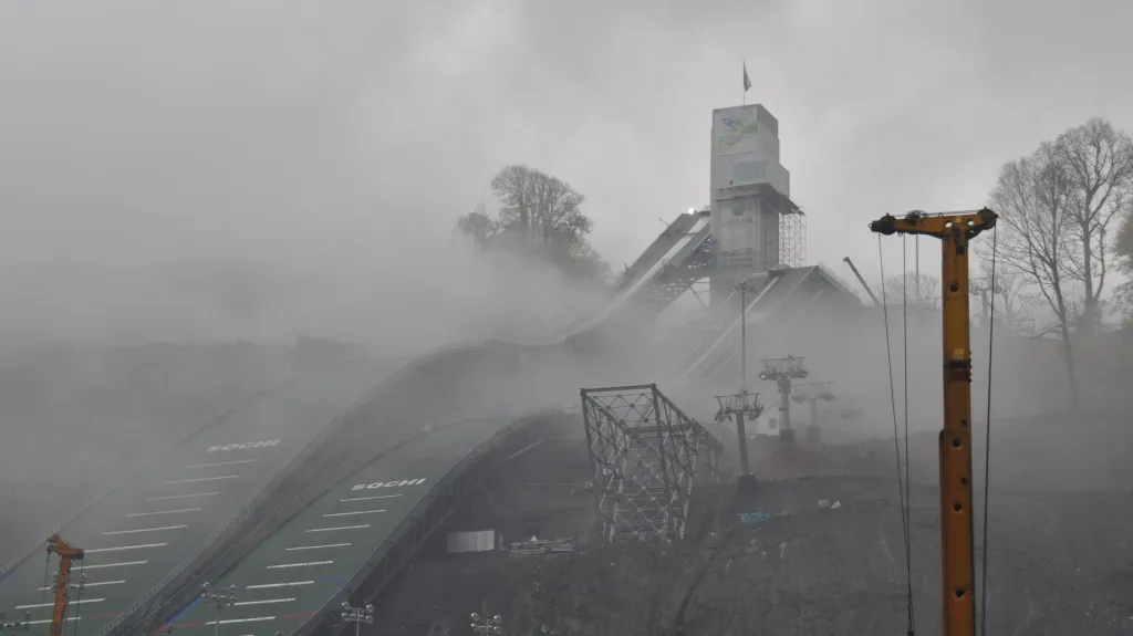 Skokanský můstek v horách nad ruským letoviskem Soči