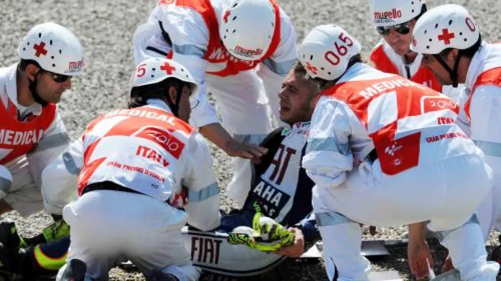 Valentino Rossi po pádu na okruhu v Mugellu