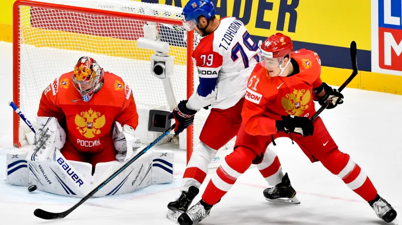 Ruský brankář Andrej Vasilevskij zasahuje před dotírajícím Tomášem Zohornou